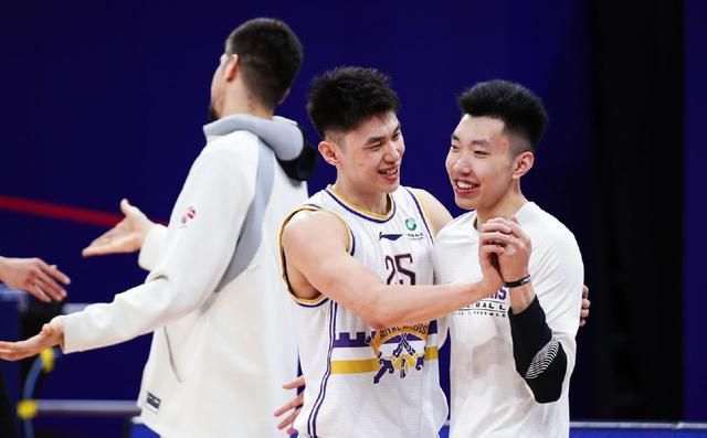 以后初然的公司赚钱了，她给咱的钱，就都交给你保管，以后咱家就由你来掌握财政大权，好不好？萧常坤一听这话，心里舒坦了一点。